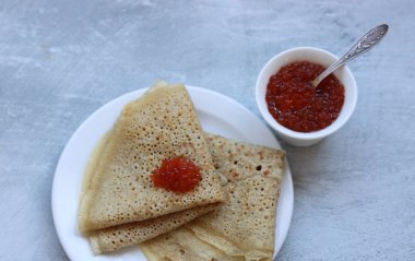 Tabaktaki küçük gözlemeler. Ekşi dolgulu leziz krepler. Lezzetli yemeğin fotoğrafını çek. Havyarla hayat devam ediyor. Sağlıklı yeme kavramı.  