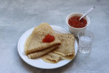 Krep, havyar ve votka. Yemek natürmort fotoğrafı. Minimalist kompozisyon hala ekşi yemekle yaşam. 