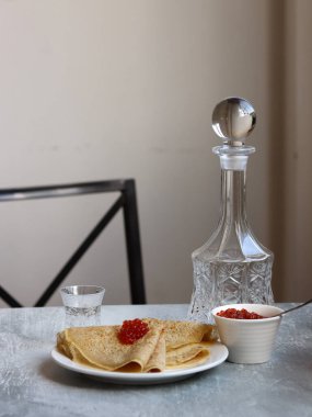 Krep, havyar ve votka. Yemek natürmort fotoğrafı. Minimalist kompozisyon hala ekşi yemekle yaşam. 