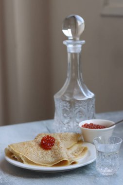 Krep, havyar ve votka. Yemek natürmort fotoğrafı. Minimalist kompozisyon hala ekşi yemekle yaşam. 