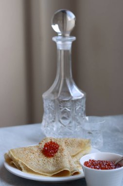 Krep, havyar ve votka. Yemek natürmort fotoğrafı. Minimalist kompozisyon hala ekşi yemekle yaşam. 