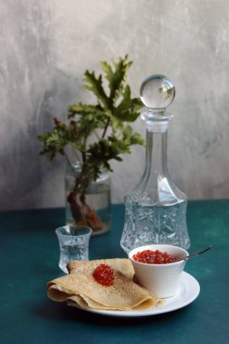 Tabaktaki küçük gözlemeler. Ekşi dolgulu leziz krepler. Lezzetli yemeğin fotoğrafını çek. Havyarla hayat devam ediyor. Sağlıklı yeme kavramı.  