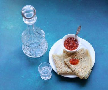 Krep, havyar ve votka. Yemek natürmort fotoğrafı. Minimalist kompozisyon hala ekşi yemekle yaşam. 