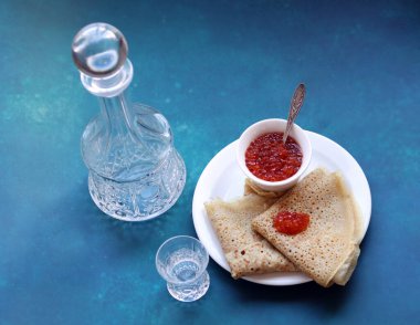Krep, havyar ve votka. Yemek natürmort fotoğrafı. Minimalist kompozisyon hala ekşi yemekle yaşam. 