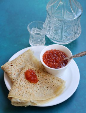 Krep, havyar ve votka. Yemek natürmort fotoğrafı. Minimalist kompozisyon hala ekşi yemekle yaşam. 