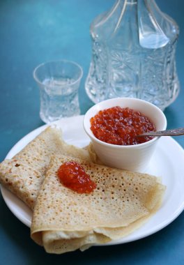 Krep, havyar ve votka. Yemek natürmort fotoğrafı. Minimalist kompozisyon hala ekşi yemekle yaşam. 