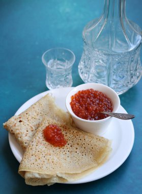 Krep, havyar ve votka. Yemek natürmort fotoğrafı. Minimalist kompozisyon hala ekşi yemekle yaşam. 