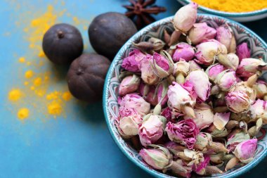 Masadaki çeşitli baharatların fotoğrafını kapat. Parlak mavi arkaplan. Sağlıklı konsept yemek.  
