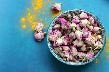 Masadaki çeşitli baharatların fotoğrafını kapat. Parlak mavi arkaplan. Sağlıklı konsept yemek.  