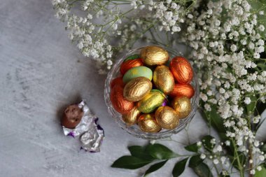 Alüminyum folyoya sarılı çikolata yumurtaları. Paskalya tatlılarıyla dolu bir hayat. 