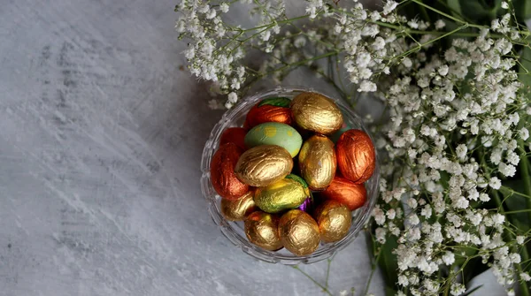 Huevos Chocolate Envueltos Una Foto Vista Superior Papel Aluminio Bodegón — Foto de Stock