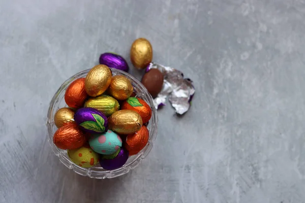 Foil Wrapped Easter Chocolate Eggs Glass Bowl Easter Celebration Concept — Stock Photo, Image