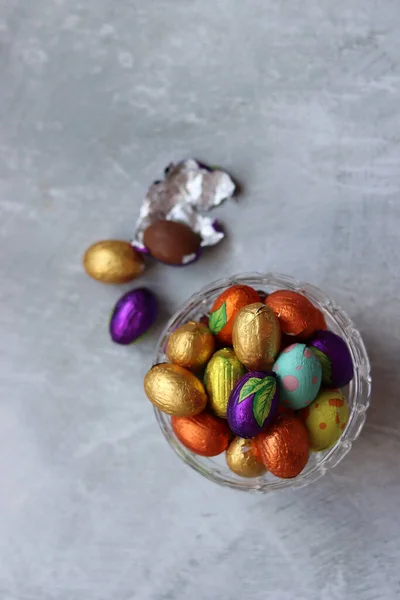 Hoja Envuelta Huevos Chocolate Pascua Tazón Vidrio Concepto Celebración Pascua — Foto de Stock