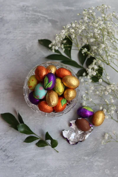 Huevos Chocolate Envueltos Una Foto Vista Superior Papel Aluminio Bodegón — Foto de Stock