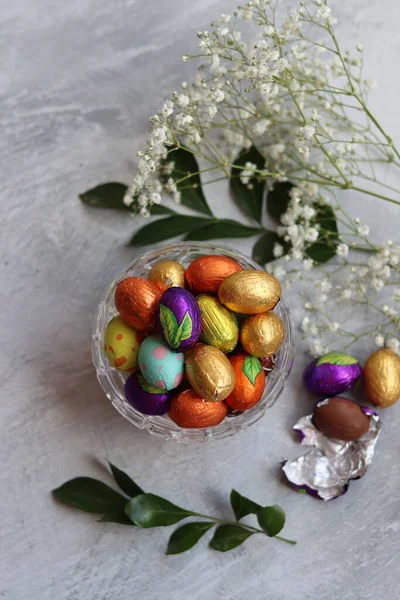 Hoja Envuelta Huevos Chocolate Pascua Tazón Vidrio Concepto Celebración Pascua — Foto de Stock