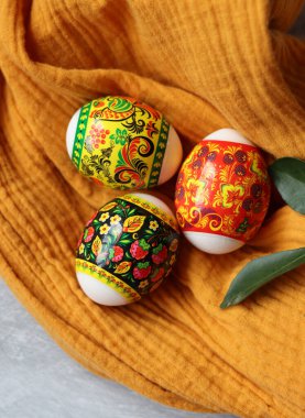 Süslü Paskalya yumurtaları, yakın plan fotoğraf. Hristiyan dini sembolü. Tatiller ve kutlama konsepti. Kopya alanı ile desenli arkaplanda renkli yumurtalar. 