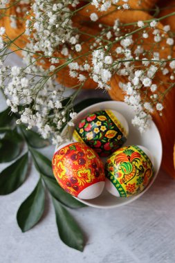 Süslü Paskalya yumurtaları, yakın plan fotoğraf. Hristiyan dini sembolü. Tatiller ve kutlama konsepti. Kopya alanı ile desenli arkaplanda renkli yumurtalar. 