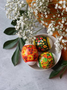 Süslü Paskalya yumurtaları, yakın plan fotoğraf. Hristiyan dini sembolü. Tatiller ve kutlama konsepti. Kopya alanı ile desenli arkaplanda renkli yumurtalar. 