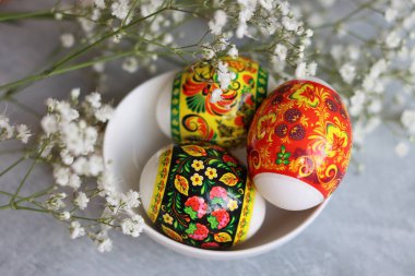 Süslü Paskalya yumurtaları, yakın plan fotoğraf. Hristiyan dini sembolü. Tatiller ve kutlama konsepti. Kopya alanı ile desenli arkaplanda renkli yumurtalar. 