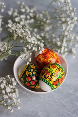 Süslü Paskalya yumurtaları, yakın plan fotoğraf. Hristiyan dini sembolü. Tatiller ve kutlama konsepti. Kopya alanı ile desenli arkaplanda renkli yumurtalar. 