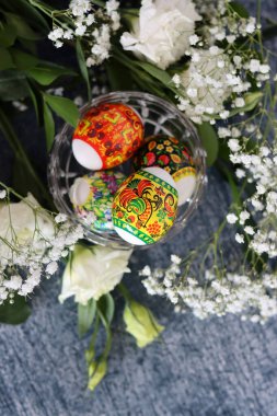 Süslü Paskalya yumurtaları, yakın plan fotoğraf. Hristiyan dini sembolü. Tatiller ve kutlama konsepti. Kopya alanı ile desenli arkaplanda renkli yumurtalar. 