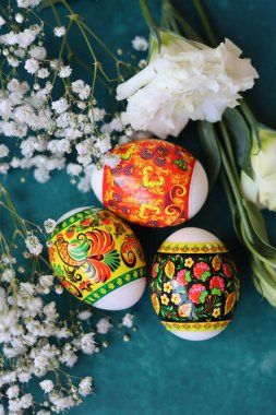 Paskalya yumurtalarıyla hayat devam ediyor. Masadaki renkli yumurtaların en üstteki görüntüsü. Paskalya tatili konsepti. 