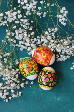 Paskalya yumurtalarıyla hayat devam ediyor. Masadaki renkli yumurtaların en üstteki görüntüsü. Paskalya tatili konsepti. 