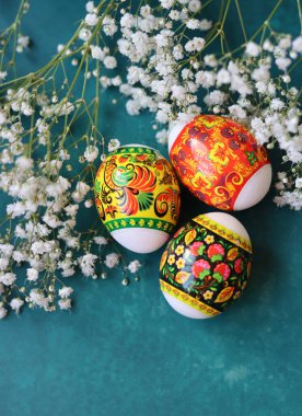 Süslü Paskalya yumurtaları, yakın plan fotoğraf. Hristiyan dini sembolü. Tatiller ve kutlama konsepti. Kopya alanı ile desenli arkaplanda renkli yumurtalar. 