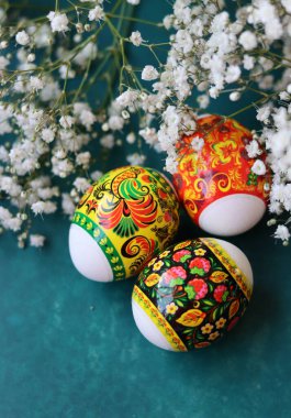 Süslü Paskalya yumurtaları, yakın plan fotoğraf. Hristiyan dini sembolü. Tatiller ve kutlama konsepti. Kopya alanı ile desenli arkaplanda renkli yumurtalar. 