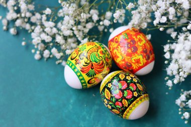 Paskalya yumurtalarıyla hayat devam ediyor. Masadaki renkli yumurtaların en üstteki görüntüsü. Paskalya tatili konsepti. 