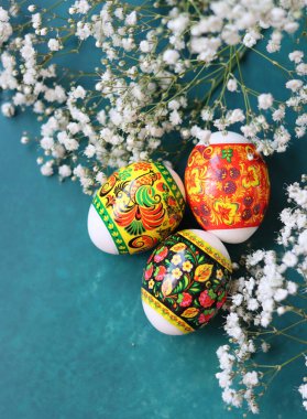 Paskalya yumurtalarıyla hayat devam ediyor. Masadaki renkli yumurtaların en üstteki görüntüsü. Paskalya tatili konsepti. 