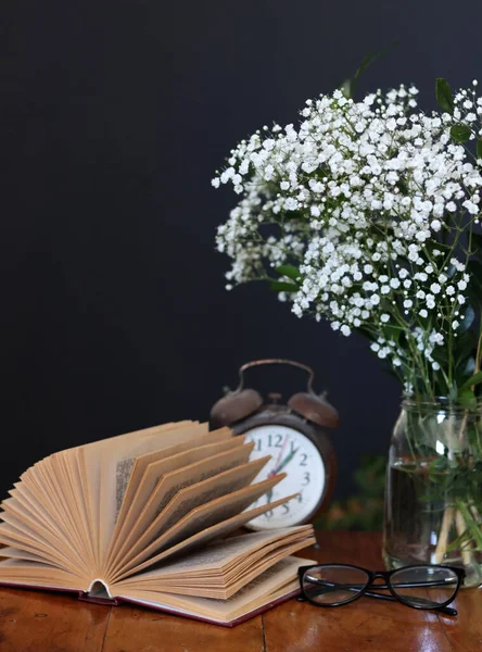 Jednoduchá Kompozice Zátiší Bílými Květy Gypsophily Skleněné Váze Tmavé Pozadí — Stock fotografie