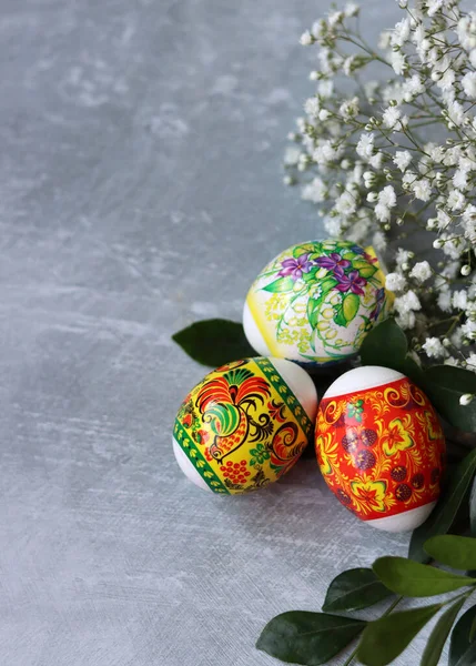Süslü Paskalya yumurtaları, yakın plan fotoğraf. Hristiyan dini sembolü. Tatiller ve kutlama konsepti. Kopya alanı ile desenli arkaplanda renkli yumurtalar. 