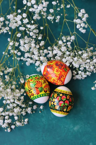 Paskalya yumurtalarıyla hayat devam ediyor. Masadaki renkli yumurtaların en üstteki görüntüsü. Paskalya tatili konsepti. 