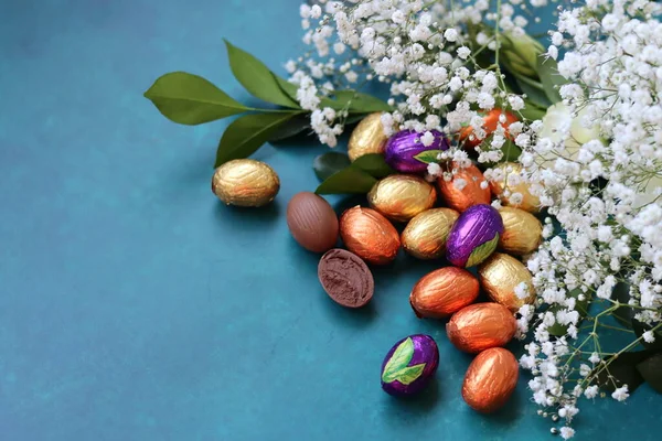Huevos Pascua Chocolate Cerrar Foto Dulces Navideños Sobre Fondo Azul — Foto de Stock