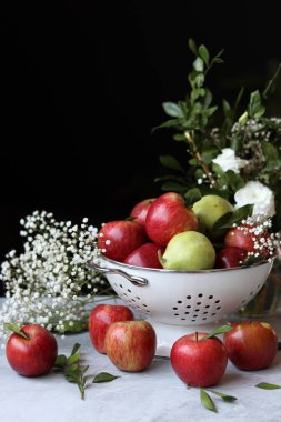 Masada güzel kırmızı elmalarla dolu bir hayat. Sulu yaz meyvesi yakın çekim fotoğrafı. Taze konsept yemek. 