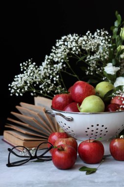 Masada güzel kırmızı elmalarla dolu bir hayat. Sulu yaz meyvesi yakın çekim fotoğrafı. Taze konsept yemek. 