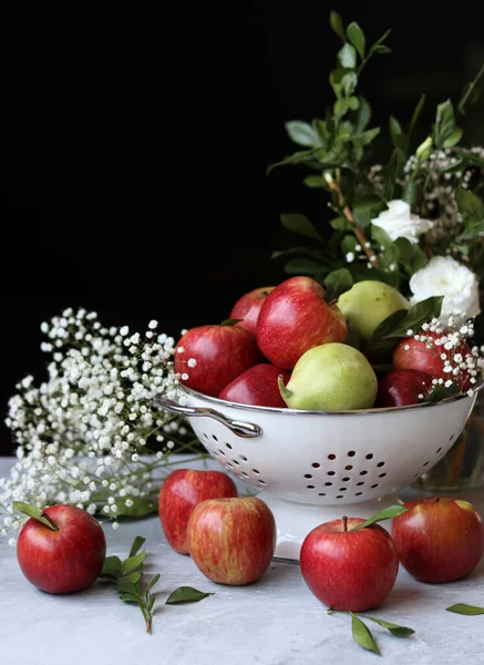 Apples Flowers Table Shiny Red Apples Colander Black Background — Stock Photo, Image