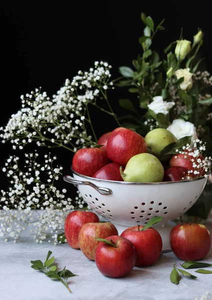 Organic Pears Apples White Metallic Colander Close Photo Seasonal Fruit — Stock Photo, Image