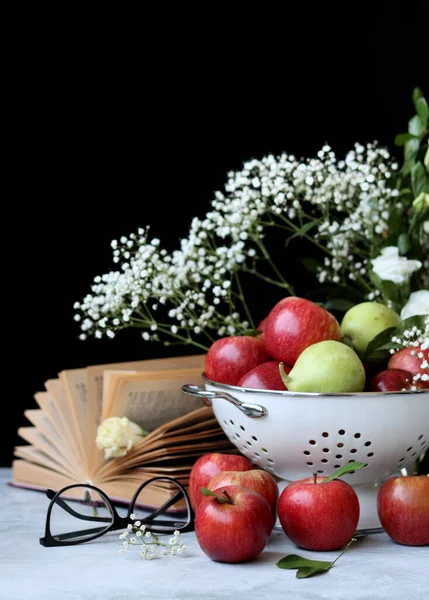 Apples Flowers Table Shiny Red Apples Colander Black Background — Stock Photo, Image