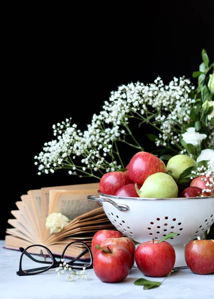 Still Life Beautiful Red Apples Table Juicy Summer Fruit Close — Stock Photo, Image
