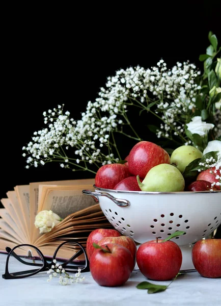 Organic Pears Apples White Metallic Colander Close Photo Seasonal Fruit — Stock Photo, Image