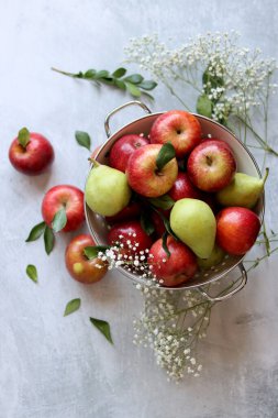 Masada güzel kırmızı elmalarla dolu bir hayat. Sulu yaz meyvesi yakın çekim fotoğrafı. Taze konsept yemek. 