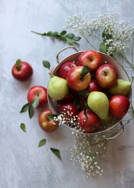 Masada güzel kırmızı elmalarla dolu bir hayat. Sulu yaz meyvesi yakın çekim fotoğrafı. Taze konsept yemek. 