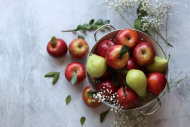Masadaki güzel kırmızı elmalar. Organik meyvelerle hayat. Sağlıklı yeme kavramı. 