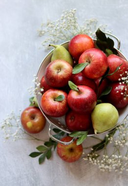 Masadaki güzel kırmızı elmalar. Organik meyvelerle hayat. Sağlıklı yeme kavramı. 