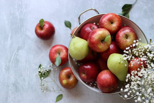 Λαμπερά Κόκκινα Μήλα Λευκό Σουρωτήρι Κοντινή Φωτογραφία Βιολογικά Φρούτα Ένα — Φωτογραφία Αρχείου