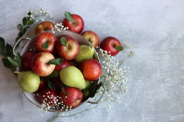 Schöne Leuchtend Rote Äpfel Auf Einem Tisch Stillleben Mit Bio — Stockfoto