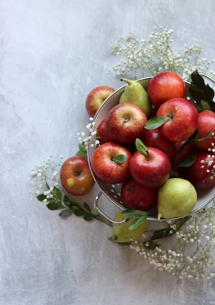 Shiny Red Apples White Colander Close Photo Organic Fruit Table — Stock Photo, Image