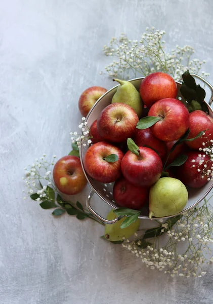 Schöne Leuchtend Rote Äpfel Auf Einem Tisch Stillleben Mit Bio — Stockfoto